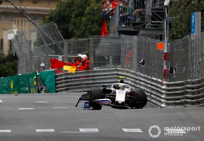 Mick Schumacher, Haas VF-21, choca en la FP3