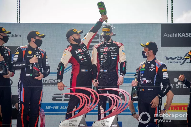 Podio: ganadores Kalle Rovanperä, Jonne Halttunen, Toyota Gazoo Racing WRT Toyota Yaris WRC