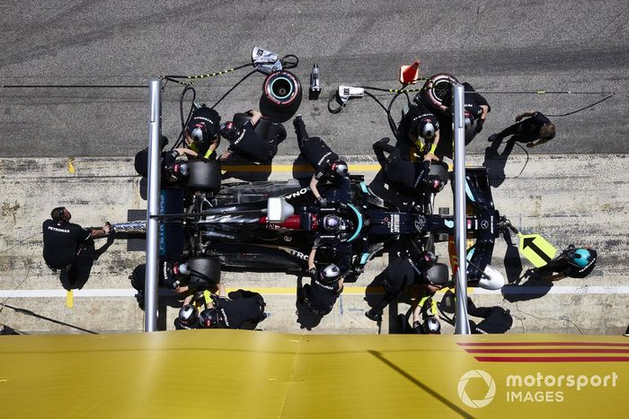 Lewis Hamilton, Mercedes W12, en pits