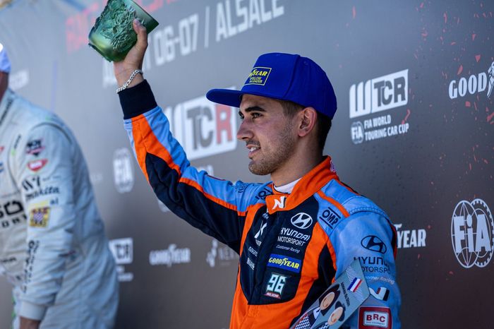 Podio: Mikel Azcona, BRC Hyundai N Squadra Corse, Hyundai Elantra N TCR