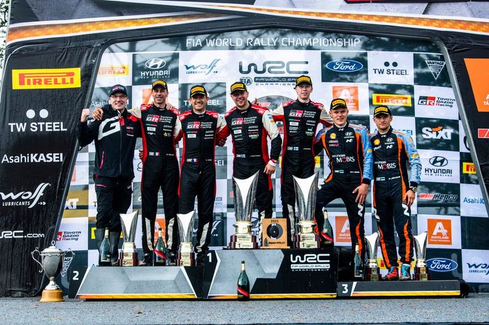 Podio: los ganadores Kalle Rovanpera, Jonne Halttunen, Toyota Gazoo Racing WRT Toyota GR Yaris Rally1, segundos clasificados Sebastien Ogier, Benjamin Veillas, Toyota Gazoo Racing WRT Toyota GR Yaris Rally1, terceros Ott Tanak, Martin Jarveoja, Hyundai World Rally Team Hyundai i20 N Rally1