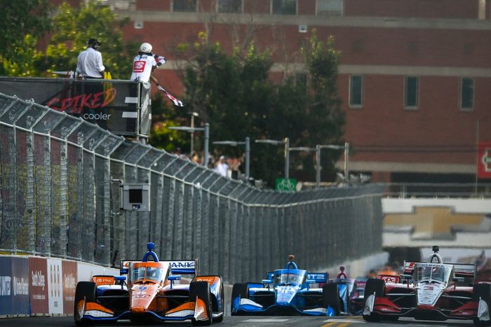El ganador, Scott Dixon, Chip Ganassi Racing Honda, cruza la bandera de cuadros