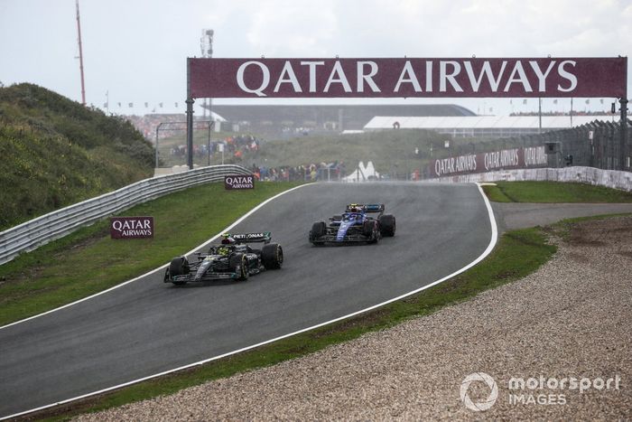 Sir Lewis Hamilton, Mercedes F1 W14, lidera Logan Sargeant, Williams FW45