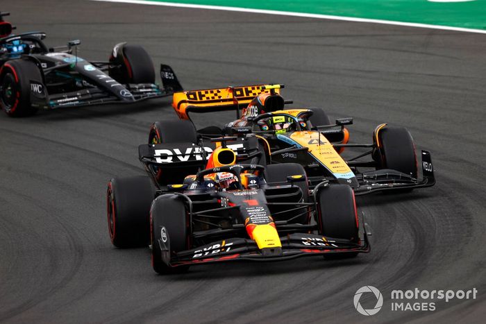 Max Verstappen, Red Bull Racing RB19, lidera Lando Norris, McLaren MCL60, y George Russell, Mercedes F1 W14.