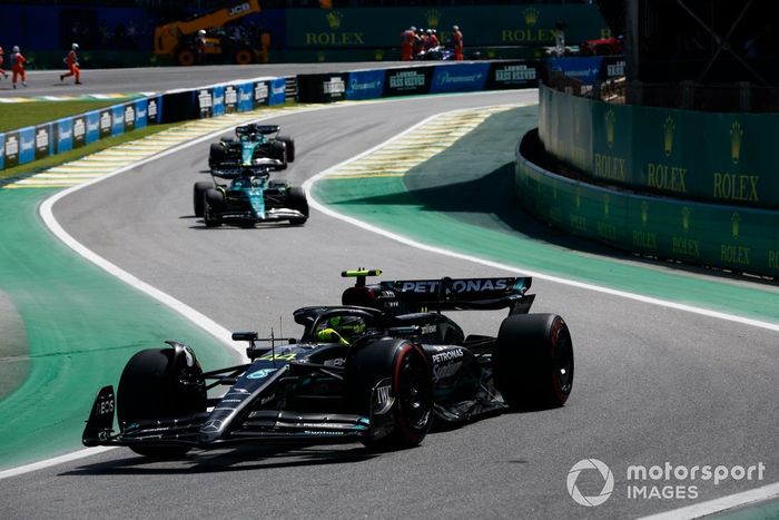 Lewis Hamilton, Mercedes F1 W14, Fernando Alonso, Aston Martin AMR23, Lance Stroll, Aston Martin AMR23