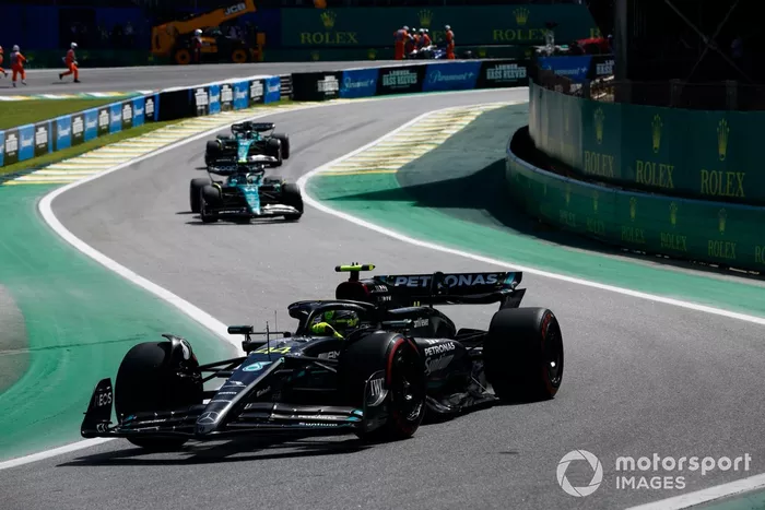 Lewis Hamilton, Mercedes F1 W14, Fernando Alonso, Aston Martin AMR23, Lance Stroll, Aston Martin AMR23