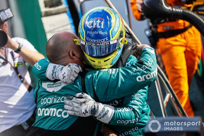 Fernando Alonso, Aston Martin F1 Team, 3ª posición, celebra con un compañero de equipo su llegada al Parc Ferme