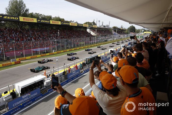 Kevin Magnussen, Haas VF-23, Lance Stroll, Aston Martin AMR23, persiguen al pelotón en la salida