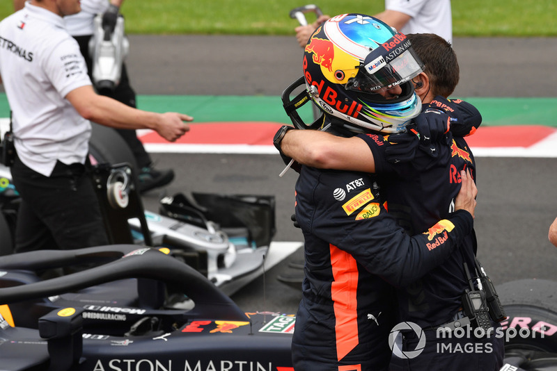 Il poleman Daniel Ricciardo, Red Bull Racing, festeggia nel parco chiuso