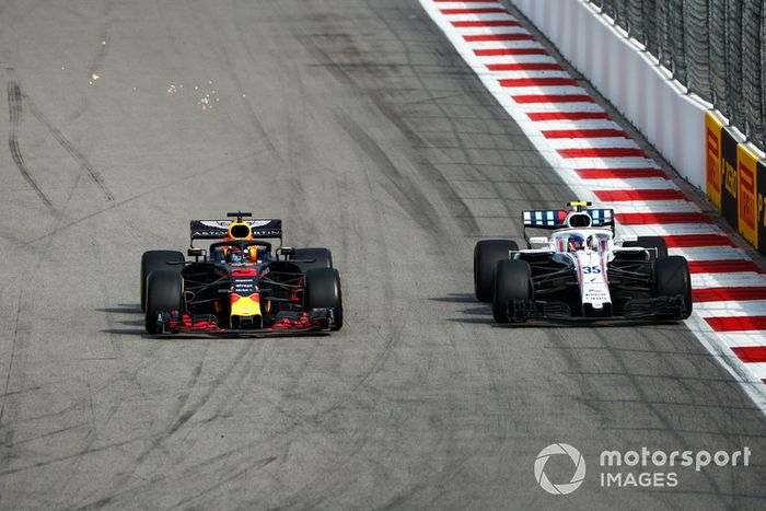 Daniel Ricciardo, Red Bull Racing RB14, pasa a Sergey Sirotkin, Williams FW41