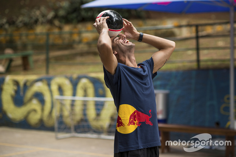 Макс Ферстаппен і Даніель Ріккардо, Red Bull Racing, грають у міні-футбол у Бразилії