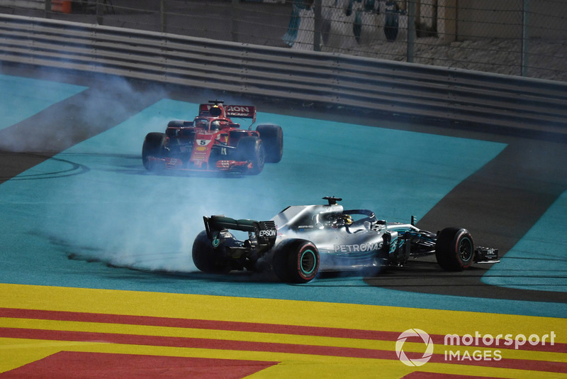 Lewis Hamilton, Mercedes-AMG F1 W09 y Sebastian Vettel, Ferrari SF71H hace donuts al final de la carrera