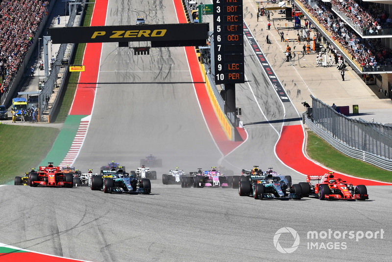 Kimi Raikkonen, Ferrari SF71H et Lewis Hamilton, Mercedes-AMG F1 W09 EQ Power+ en lutte au départ