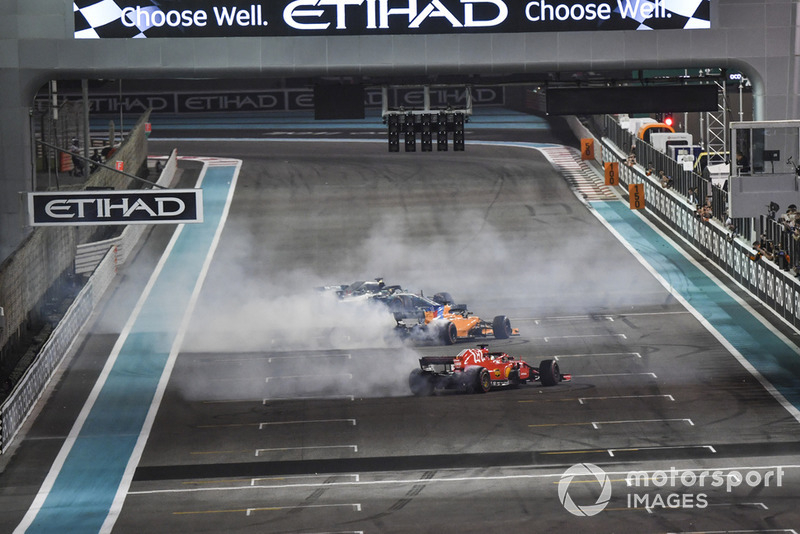 Lewis Hamilton, Mercedes-AMG F1 W09, Sebastian Vettel, Ferrari SF71H e Fernando Alonso, McLaren MCL33, festeggiano con dei donut alla fine della gara