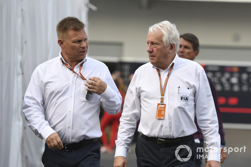 Mika Salo en Charlie Whiting, FIA-delegaat 