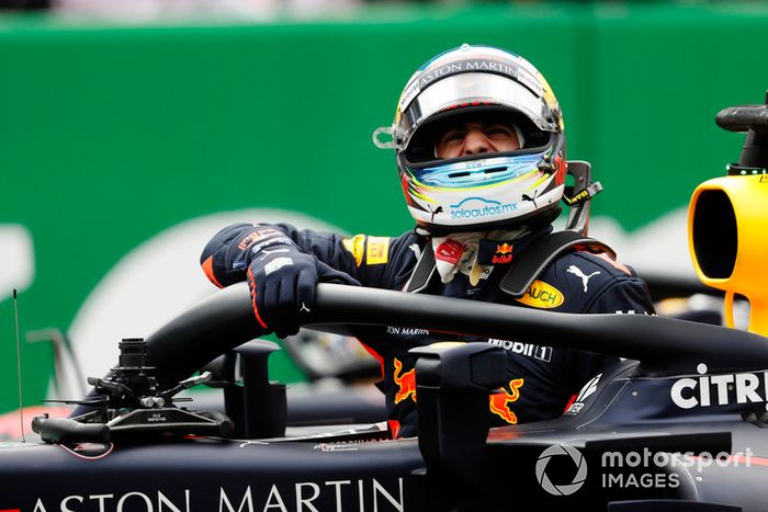 Ganador de la pole Daniel Ricciardo, Red Bull Racing en Parc Ferme 