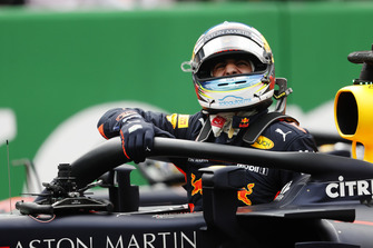 Daniel Ricciardo, Red Bull Racing RB14, festeggia uscendo dalla sua monoposto dopo aver conquistato la Pole Position