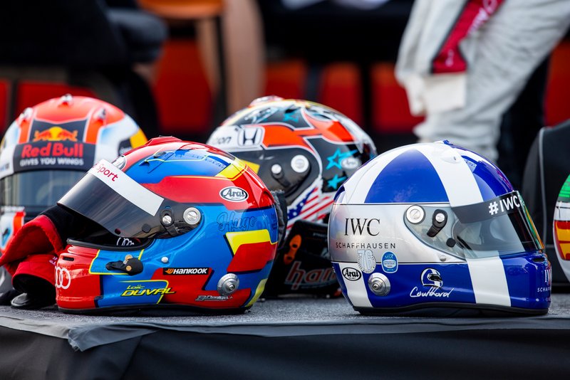 Les casques de Loic Duval et David Coulthard