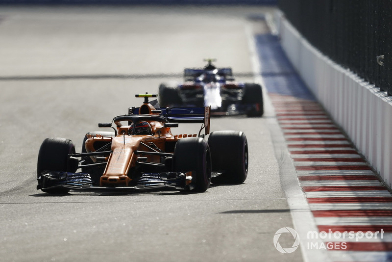 Stoffel Vandoorne, McLaren MCL33, Pierre Gasly, Scuderia Toro Rosso STR13