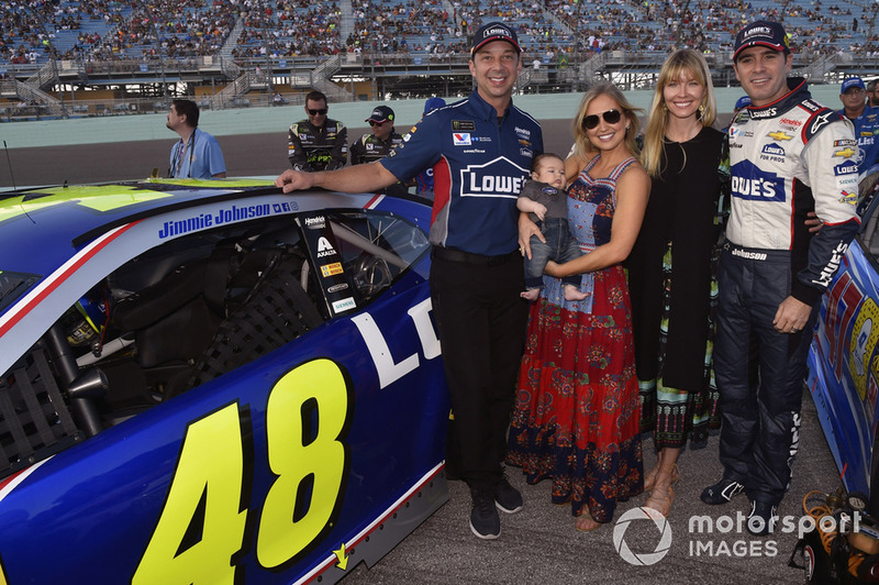 Jimmie Johnson, Hendrick Motorsports, Chevrolet Camaro, mit Ehefrau Chandra, Crewchief Chad Knaus und dessen Ehefrau Brookie