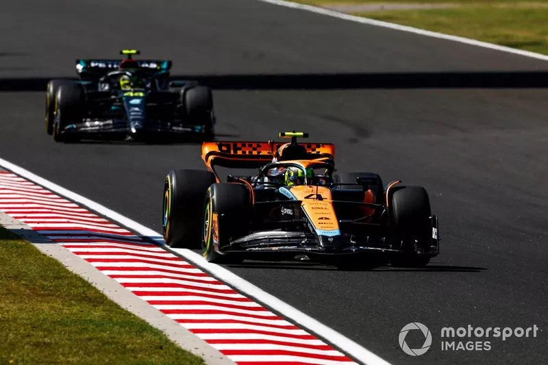 Lando Norris, McLaren MCL60, Lewis Hamilton, Mercedes F1 W14