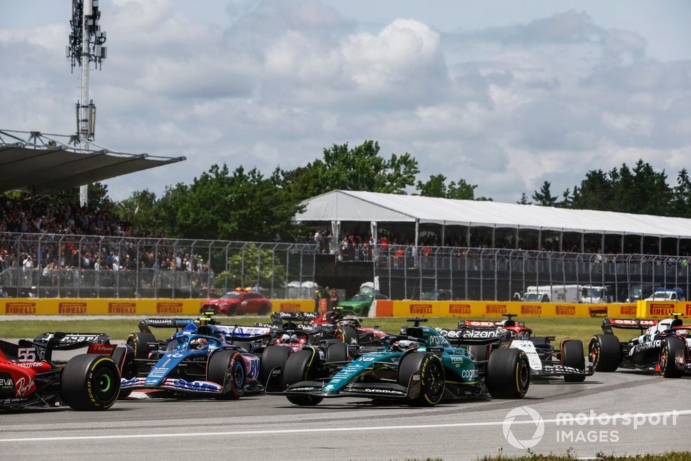 Carlos Sainz, Ferrari SF-23, Pierre Gasly, Alpine A523, Lance Stroll, Aston Martin AMR23, the remainder of the field at the start
