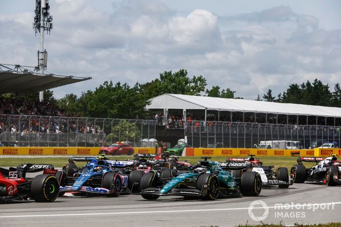 Carlos Sainz, Ferrari SF-23, Pierre Gasly, Alpine A523, Lance Stroll, Aston Martin AMR23, el resto del pelotón en la salida.