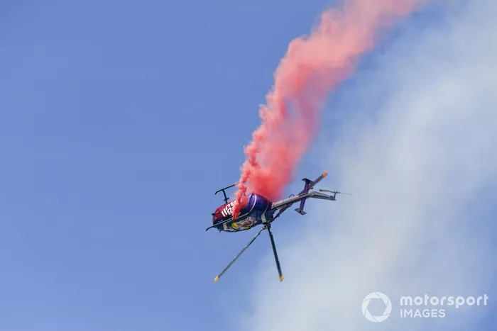 El MBB Bo 105C de los Flying Bulls pasa por el circuito