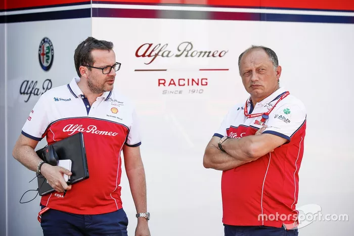 Julien Simon-Chautemps,  Ingegnere di pista di Kimi Räikkönen, Alfa Romeo, con Frederic Vasseur, Team Principal dell'Alfa Romeo Racing
