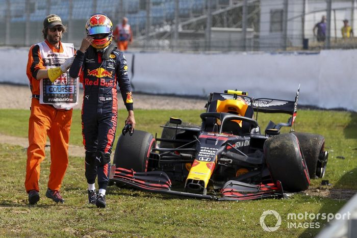 Alex Albon, Red Bull Racing RB16 después de chocar