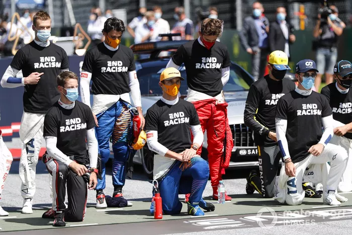 Daniil Kvyat, AlphaTauri, Romain Grosjean, Haas F1, Carlos Sainz Jr., McLaren, Lando Norris, McLaren, Charles Leclerc, Ferrari, Esteban Ocon, Renault F1, Nicholas Latifi, Williams Racing, y George Russell, Williams Racing,  arrodillados en apoyo de la campaña Black Lives Matter