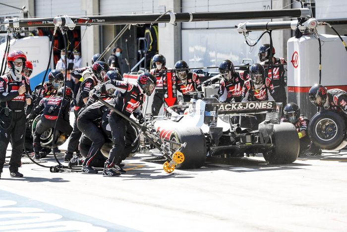 Romain Grosjean, Haas VF-20 pit stop 