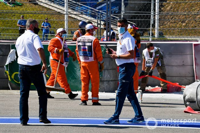 Michael Masi, director de carrera, con los comisarios recuperando el coche de Jack Aitken, Campos Racing, tras su accidente con Luca Ghiotto, Hitech Grand Prix 