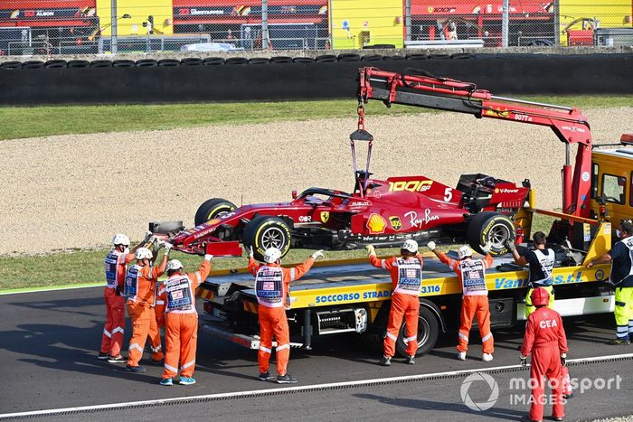El monoplaza de Sebastian Vettel, Ferrari SF1000,es montado en una grúa