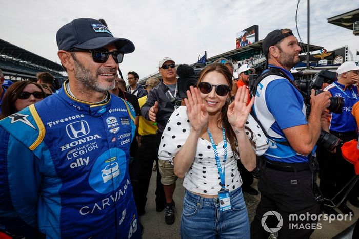 El ganador de la pole, Scott Dixon, Chip Ganassi Racing Honda celebra su premio de la pole, Jimmie Johnson, Chip Ganassi Racing Honda, Emma Dixon