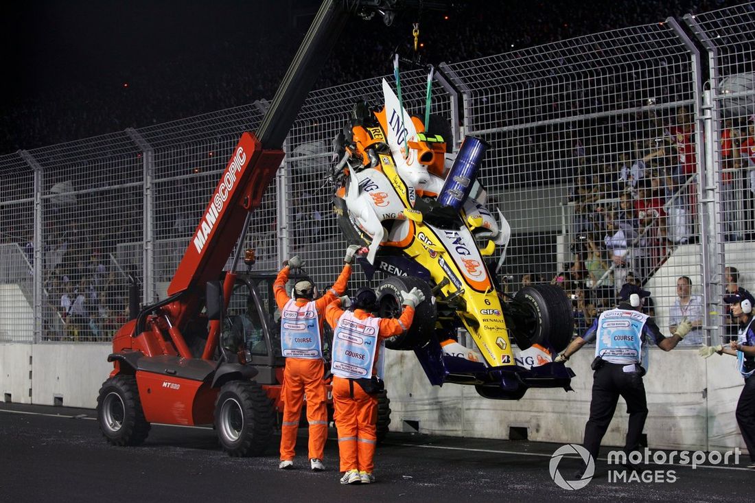 2008: en la primera noche de carreras de Fórmula 1 en Singapur, Nelson Piquet recibió la orden de Renault para estrellarse y que así Fernando Alonso consiguiera la victoria. Años después se conoció la verdad.