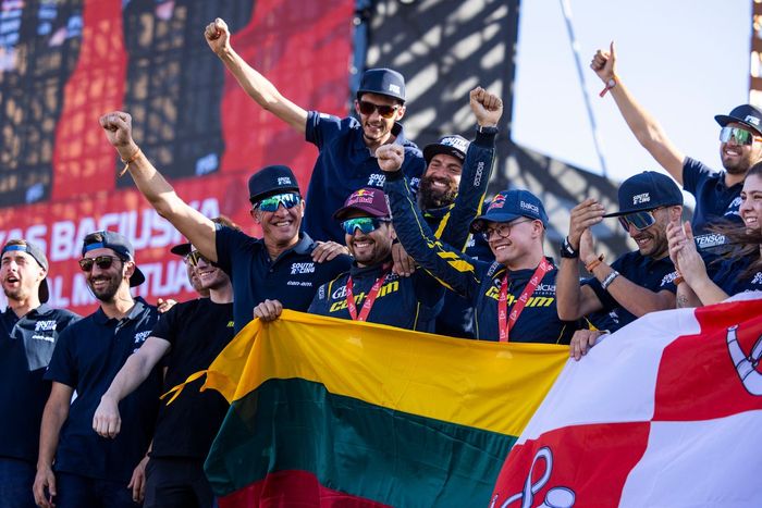 #300 Red Bull Can-Am Factory Racing Can-Am Maverick XRS Turbo: Rokas Baciuka, Oriol Vidal