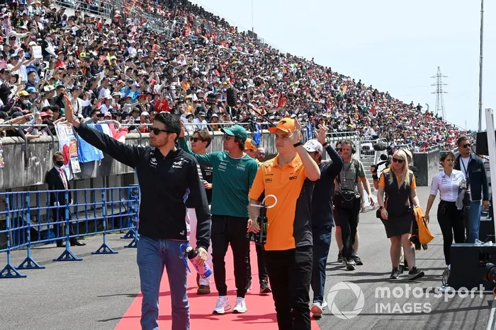 Esteban Ocon, Alpine F1 Team, Oscar Piastri, McLaren F1 Team, arrivent avant la parade des pilotes. 