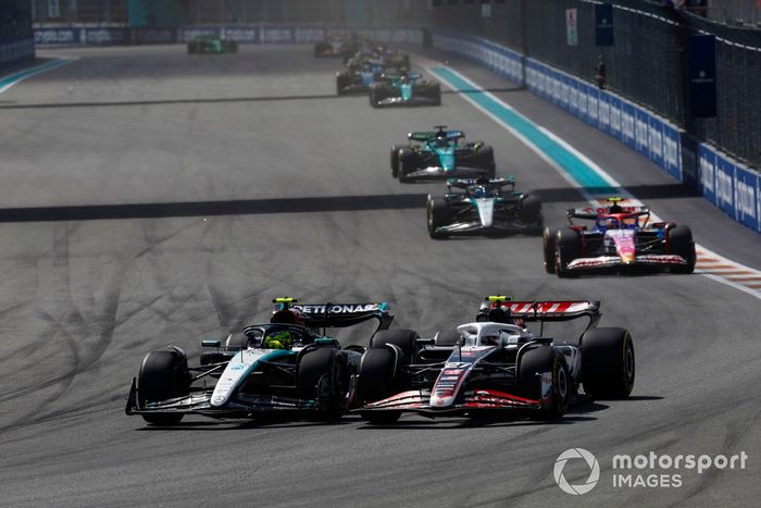 Lewis Hamilton, Mercedes F1 W15, lucha con Nico Hulkenberg, Haas VF-24, por delante de Yuki Tsunoda, RB F1 Team VCARB 01