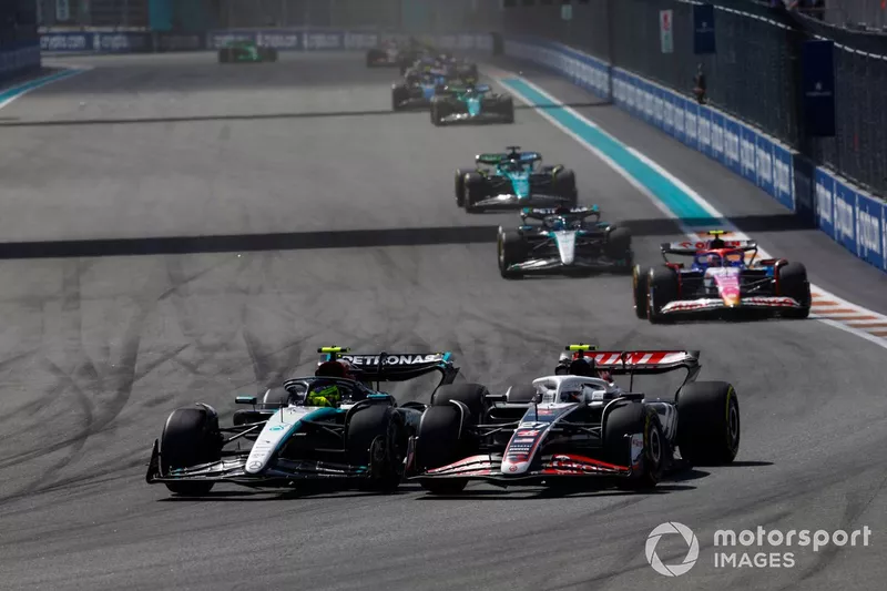 Lewis Hamilton, Mercedes F1 W15, se bat avec Nico Hulkenberg, Haas VF-24, devant Yuki Tsunoda, RB F1 Team VCARB 01
