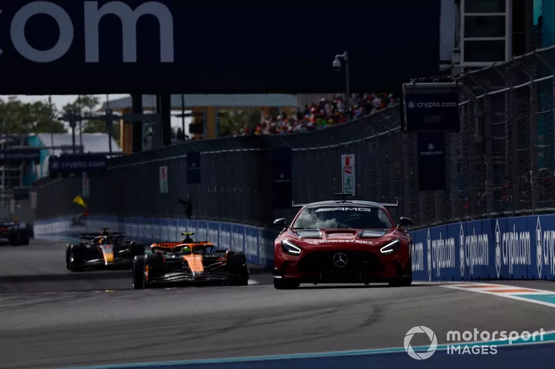 La voiture de sécurité Lando Norris, McLaren MCL38, Max Verstappen, Red Bull Racing RB20