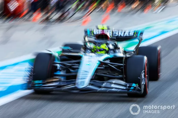 Lewis Hamilton, Mercedes F1 W15 dans la voie des stands