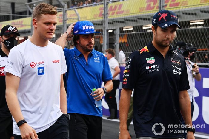 Mick Schumacher, Haas, Fernando Alonso, Alpine y Sergio Pérez, Red Bull Racing