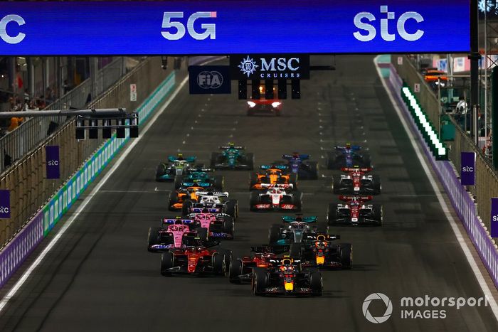 Arrancada Sergio Pérez, Red Bull Racing RB18, Charles Leclerc, Ferrari F1-75, Max Verstappen, Red Bull Racing RB18, Carlos Sainz Jr.