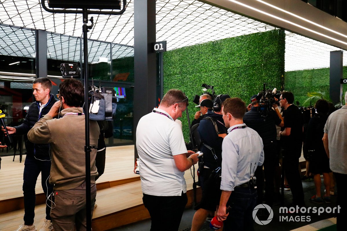 Los medios de comunicación esperaron la decisión de los pilotos en la noche.
