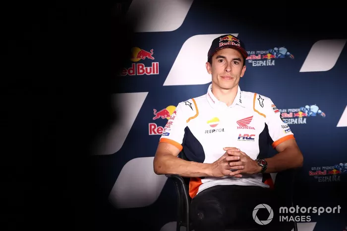 Marc Márquez, Repsol Honda Team, estira el brazo