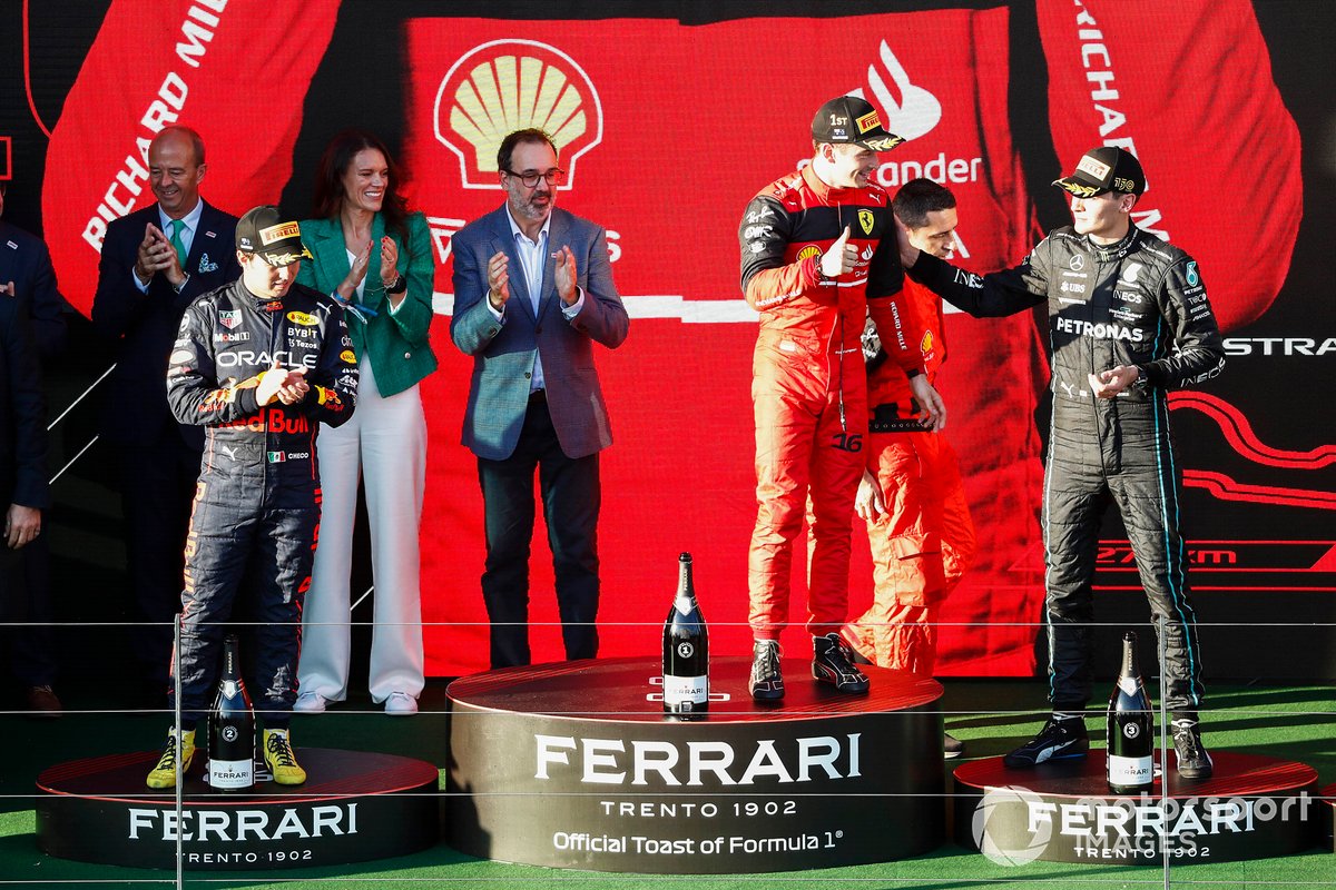 Sergio Pérez, Red Bull Racing, segundo, Charles Leclerc, Ferrari, primero, George Russell, Mercedes-AMG, tercero, en el podio