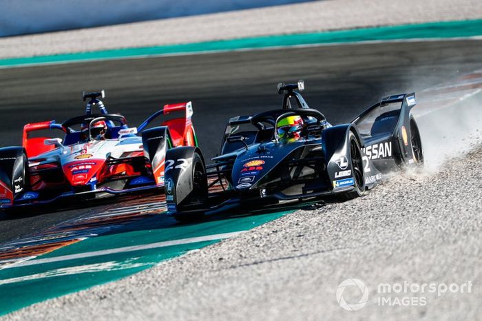 Oliver Rowland, Nissan e.Dams, Nissan IMO2 gets onto the gravel ahead of Jérôme d'Ambrosio, Mahindra Racing, M6Electro