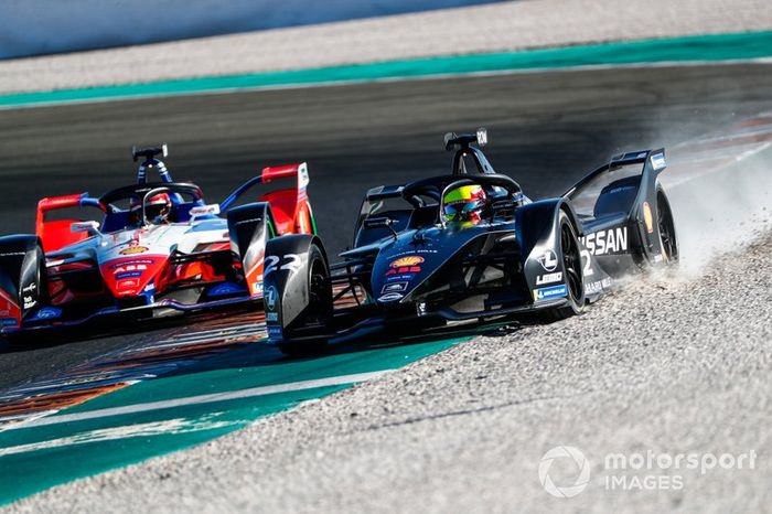 Oliver Rowland, Nissan e.Dams, Nissan IMO2 gets onto the gravel ahead of Jérôme d'Ambrosio, Mahindra Racing, M6Electro 