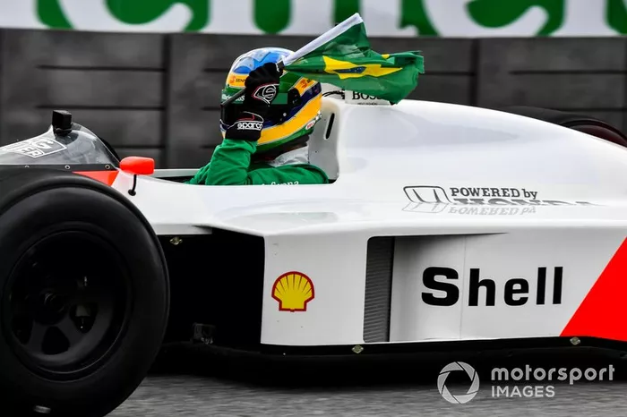 Bruno Senna conduce el McLaren MP4/4